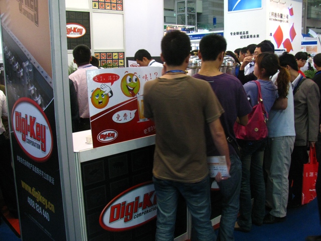 圖9 Digi-Key場面火爆因素之&mdash;&mdash;免費的飲料和禮品發放
