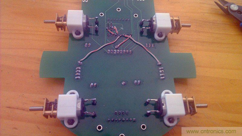 牛人力作！PCB版藍牙智能小車DIY