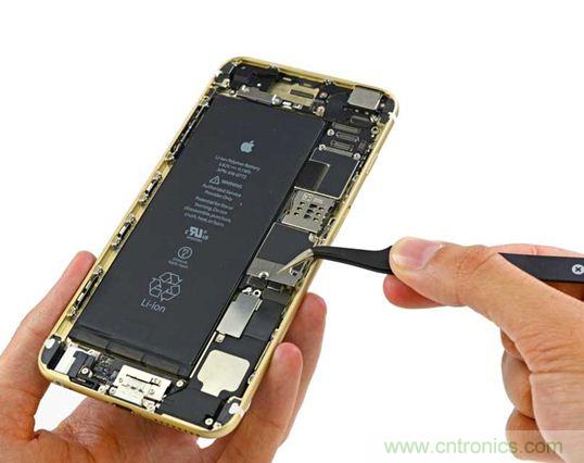 與iPhone 5S相比，電池尺寸更大，電池效率提高了16%。整部手機(jī)看起來就像一件藝術(shù)品，但看不到太多的內(nèi)部構(gòu)造。（來源：iFixit）