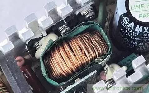 電源內部&ldquo;一目了然&rdquo;