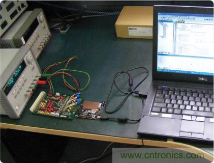 ADuC7026提供可編程電壓,用于評估多電源系統