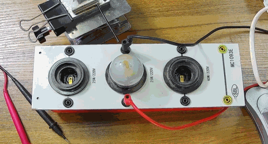電燈泡內(nèi)通有交流電，為什么看不到燈泡在閃爍？